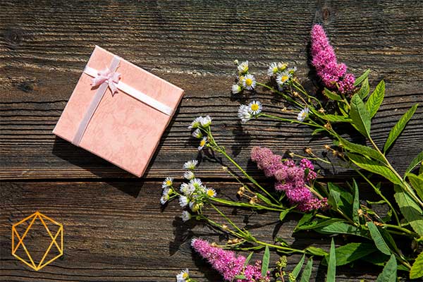 Flower and jewelry معرفی بهترین هدیه برای متولدین شهریور بر اساس ویژگی شخصیتی آنها باکس گل و زیورآلات