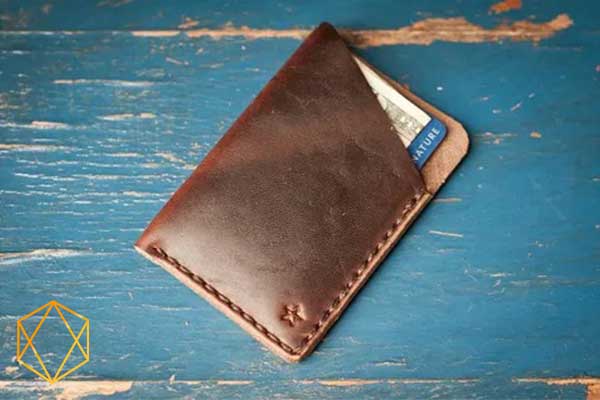 Leather wallet and card معرفی بهترین هدیه برای متولدین شهریور بر اساس ویژگی شخصیتی آنها کیف پول و کارت چرم